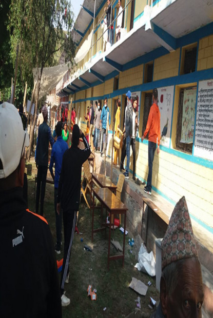 बारामा झडप, प्रहरीद्वारा अश्रुग्यास प्रहार, मतदान रोकियो
